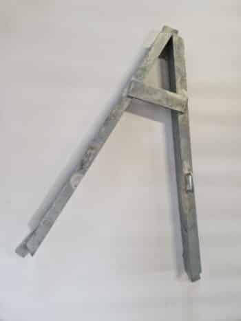 Ein Pumpengestell für E-Pumpe, ein Metallständer in Form des Buchstabens A, steht auf einer schlichten weißen Oberfläche.
