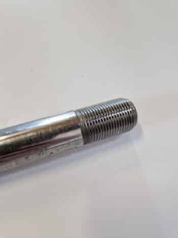 Nahaufnahme einer Welle 24/3m Rechtsgewinde-Metallstange mit maschinell geschnittenem Gewinde an einem Ende, dargestellt auf einer schlichten weißen Oberfläche.
