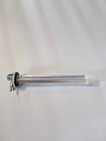 Der Tankanzeiger für Aggregat 400 mm ist ein Metallstab mit einer weißen Kunststoffkappe mit Gewinde an einem Ende und einem runden Flansch mit Ventil am anderen Ende, der auf einer schlichten weißen Oberfläche angezeigt wird.