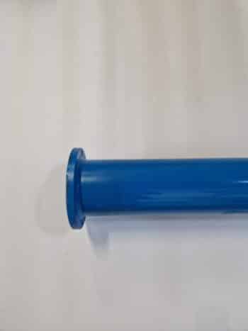 Ein Saugrohr TA100/3m ohne Welle, ein blaues zylindrisches Metallrohr mit einem Flansch an einem Ende, liegt horizontal auf einem weißen Hintergrund.