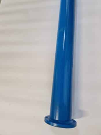 Das Saugrohr TA100/3m ohne Welle, ein blaues zylindrisches Metallrohr mit Flanschfuß, steht senkrecht vor einem weißen Hintergrund.