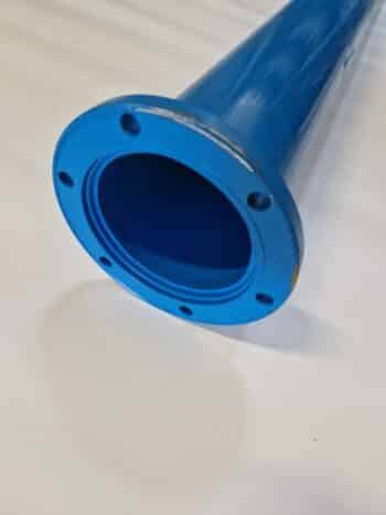Das Saugrohr TA100/3m ohne Welle ist ein blaues Metallrohr mit einem Flanschende mit sechs Bolzenlöchern, das auf einer weißen Oberfläche ruht.