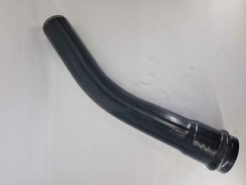 Ein schwarzes PVC-Druckbogen PN10 D140 gebogenes Rohr auf weißem Hintergrund.