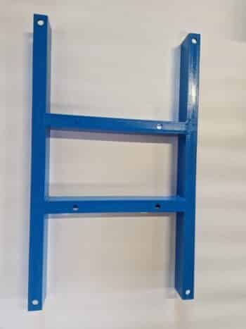 Der Rahmen TS100/1 ist eine blaue Metallhalterung mit einem rechteckigen Rahmen und drei horizontalen Stangen, die vertikal an einer weißen Wand montiert wird und über mehrere Löcher für Bolzen oder Schrauben verfügt.