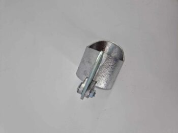 Endkappe Aldoma Aluminium für Hakenverschluss auf einer weißen Oberfläche, mit einem strukturierten zylindrischen Abschnitt, der mit einem sichtbaren Bolzen an einer flachen Platte befestigt ist.