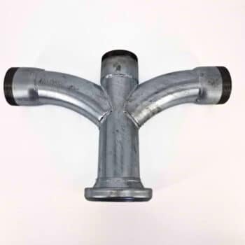 Ein metallischer Abzweiger mit HK108 Becher mit drei 4"-Gewindeenden ist auf einem schlichten weißen Hintergrund fotografiert.