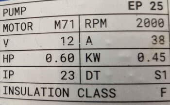 Nahaufnahme des Etiketts einer Liverani EP25 Ansaugpumpe 12V mit folgenden Angaben: Motortyp M71, 0,60 PS, 2000 U/min, 12A, 38V, 0,45 kW, IP23, Betriebsart S1, Isolierstoffklasse F.