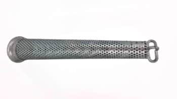 Filter für Anschlussschlauch HK108: Zylindrischer Lochfilter aus Metall mit einem ausgestellten Rand auf der einen Seite und einer Schlaufe auf der anderen Seite auf weißem Hintergrund.