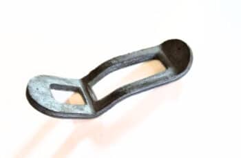 Die Anschweißschnalle für Standrohr schwarz ist ein Metallteil mit länglicher ovaler Form, zwei quadratischen Ausschnitten an jedem Ende und leicht erhabenen Rändern, abgebildet auf weißem Hintergrund.