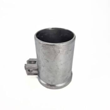 Das Anschweißstück 100 Aluminium ist ein zylindrisches Metallteil mit einer seitlichen Halterung und Schraubenlöchern, dargestellt auf einem schlichten weißen Hintergrund.