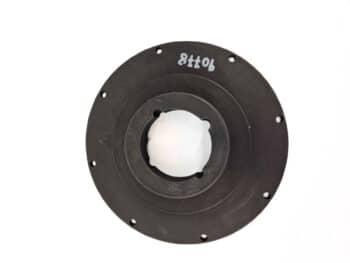 Die Antriebskupplung komplett 6 Zylinder groß ist ein schwarzes, kreisförmiges mechanisches Teil mit mehreren Löchern und einem weißen Mittelteil, das auf der Oberseite mit 10118 beschriftet ist und vor einem weißen Hintergrund abgebildet ist.