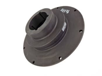 Die Antriebskupplung komplett 6 Zylinder groß ist ein mechanischer Metallflansch mit mehreren Schraubenlöchern und einer zentralen zylindrischen Öffnung, die schräg vor einem weißen Hintergrund dargestellt ist.