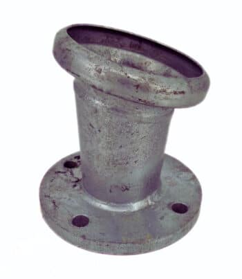 Der Sauganschluss mit Becher für Pumpe FAMOS IV80 DN80 hat einen schrägen zylindrischen Hals, vier Schraubenlöcher am Boden und ist isoliert auf weißem Hintergrund abgebildet.