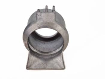 Ein Becher Aluminium für Hakenverschluss, ein metallisches zylindrisches Bauteil mit einer flachen, abgewinkelten Basis und zwei kurzen vertikalen Vorsprüngen an der Oberseite, dargestellt vor einem weißen Hintergrund.