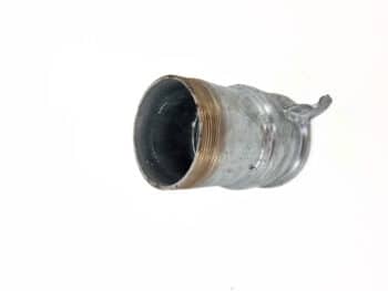 Der Becher mit Gewinde für Schlaufenverschluss mit Messinggewinde und leicht gewölbter, glänzender Oberfläche ist auf weißem Hintergrund abgebildet.