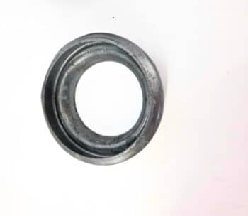 Der Becher S3, ein ringförmiges Metallobjekt mit glatter, leicht abgenutzter Oberfläche, steht auf einem weißen Hintergrund.