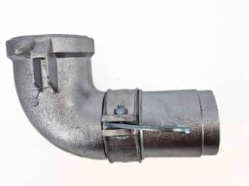 Der Bogen Aluminium 102 90° Hakenverschluss, ein Metall-Rohrbogen mit Schelle und Verriegelungshebel, ist auf weißem Hintergrund abgebildet.