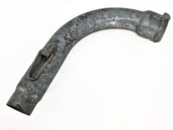 Ein Bogen für Schlaufenverschluss mit gewölbter, verwitterter Metalloberfläche und Schlitz, fotografiert auf einfarbig weißem Hintergrund.