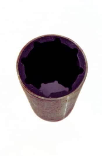 Nahaufnahme eines Steckschlüssels Büchse mit Gummi 100/27 mit zwölfzackigem Stern, fotografiert von oben auf weißem Hintergrund.