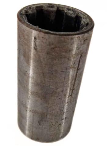 Eine Nahaufnahme der Büchse mit Gummi 100/24, einer Metallnuss, die zusammen mit einem Steckschlüssel zum Anziehen oder Lösen von Schrauben und Muttern verwendet werden kann.