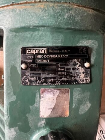 Nahaufnahme eines abgenutzten Typenschilds einer Caprari-Pumpe MEC-D 03/100A, auf dem Typ, Seriennummer und technische Daten auf einer grünen Metalloberfläche angegeben sind.