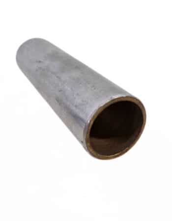 Nahaufnahme der Chrombüchse für Welle 24, einer hohlen zylindrischen Metallröhre, die auf einer weißen Fläche liegt.