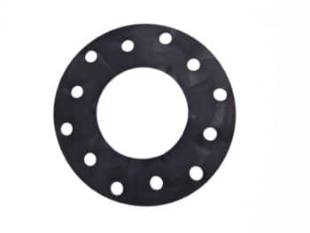 Die Dichtung Gummi Flansch ist eine schwarze, runde Dichtung mit einem großen Loch in der Mitte und mehreren kleineren, gleichmäßig um den Rand verteilten Löchern, die auf weißem Hintergrund abgebildet ist.