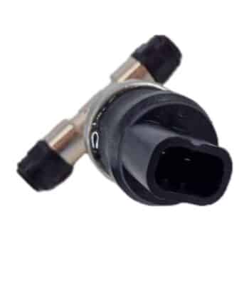 Eine Nahaufnahme des Dieseldrucksensors mit einem T-förmigen Metallgehäuse und einem schwarzen elektrischen Anschluss aus Kunststoff, isoliert auf einem weißen Hintergrund.