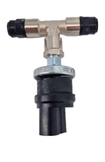 Ein Dieseldrucksensor mit einem T-förmigen Metallbeschlag, schwarzen Kunststoffanschlüssen und einem darunter montierten runden schwarzen Sensor.