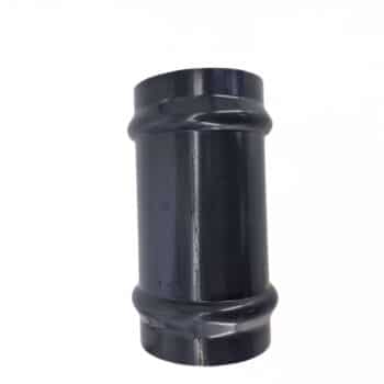 Eine schwarze, zylindrische Doppelmuffe PN10 aus Kunststoff mit eingekerbten Ringen an beiden Enden, abgebildet auf einem schlichten weißen Hintergrund.
