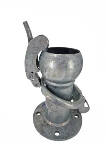 Der Druckanschluss mit HK108 Kugel-Hebelverschlussring für Pumpe MEC 80/4/3 ist eine Rohrverschraubung aus Metall mit Hebel, Flanschsockel und aufgesetztem Ring, isoliert auf weißem Hintergrund dargestellt.