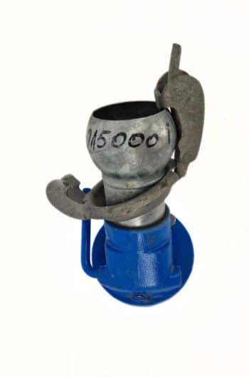 Ein Druckanschluss mit Kugel-Hebelverschlussring für Pumpe FAMOS IV80 DN65 ist auf einem blauen Sockel befestigt, wobei die Metallkupplung und der Verschlussmechanismus vor einem weißen Hintergrund fotografiert wurden.