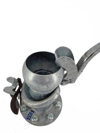 Der Druckanschluss mit Kugel-Hebelverschlussring für Pumpe MEC 100/2 ist eine Industriearmatur aus Metall mit rundem Zentralbecher, Hebelgriff und verschraubtem Sockel, dargestellt von oben auf weißem Grund.