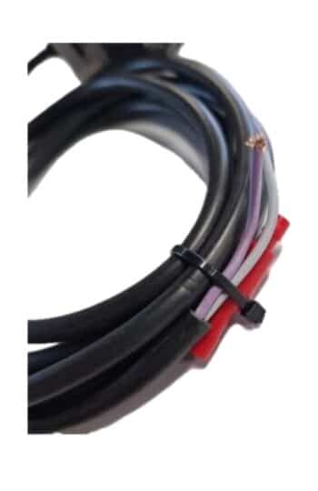 Eine Nahaufnahme des Druckschalters unter Druck mit Kabel PA100 zeigt mehrere gebündelte Drähte, die mit einem schwarzen Kabelbinder gesichert sind, wobei die Kupferlitzen eines Drahtes am Ende frei liegen.