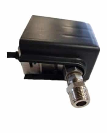 Eine Nahaufnahme des Druckschalters unter Druck mit Kabel PA100, die das schwarze Kunststoffgehäuse und den Metallgewindeanschluss zeigt.