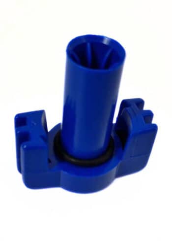 Ein Düse BAYONET für NAAN Regner, ein blaues zylindrisches Kunststoffteil mit zwei seitlichen Laschen und einem schwarzen O-Ring am Boden, ist auf weißem Hintergrund abgebildet.