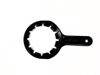 Ein Düsenschlüssel für SR160/202 ultra, aus schwarzem Kunststoff mit runder, gekerbter Öffnung und massivem Griff, abgebildet auf weißem Hintergrund.