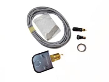 Ein Durchflusswächter-Set, bestehend aus einem Kabel, einem Antennenfuß aus Messing und Kunststoff, einem kunststoffummantelten Klebepad, einem Ring und zwei Steckern, ist auf einem weißen Hintergrund angeordnet.