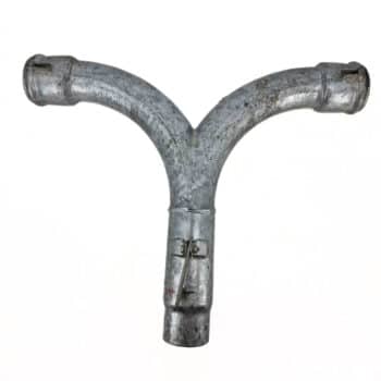 Einlauf T-Stück mit Hakenverschluss - Metallrohr mit drei Öffnungen, Y-Form, isoliert vor weißem Hintergrund.