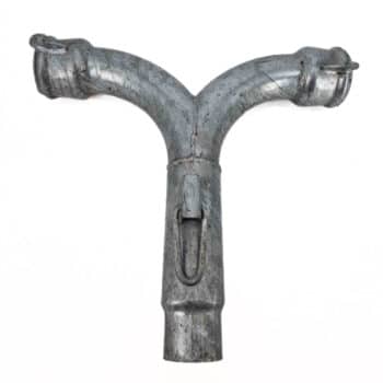 Das Einlauf T-Stück mit Schlaufenverschluss ist ein Y-förmiges Metallrohrstück mit zwei seitlichen Öffnungen und einer unteren Öffnung, das sichtbare Abnutzung und Oberflächenstruktur aufweist.