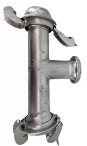 Das Einlauf T-Stück S27 ist ein Metall-Rohrfitting mit drei Öffnungen und klammerartigen Verschlüssen, angeordnet in einer T-Form auf weißem Hintergrund.