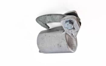 Die Endkappe Aluminium mit Hakenverschluss ist ein mechanisches Metallteil mit einem zylindrischen Körper, einem gebogenen Hakenverschluss und einem sichtbaren Bolzen auf einer Seite, isoliert auf einem weißen Hintergrund dargestellt.