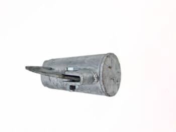 Eine zylindrische Endkappe mit Hakenverschluss aus Metall mit einem flachen, gebogenen Griff, der mit Bolzen gesichert ist, auf einem schlichten weißen Hintergrund.