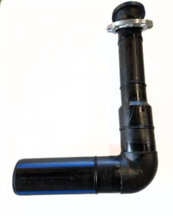 Endstück PN10 H80 125XDN100, ein schwarzes Kunststoffrohr mit einem L-förmigen Bogen und einem Flansch am oberen Ende, auf weißem Hintergrund.