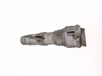 Die Erweiterung mit Hakenverschluss ist ein industrieller Steckverbinder aus Metall mit einer Verriegelung und einem geriffelten Griff, der auf einem schlichten weißen Hintergrund abgebildet ist.