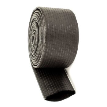 Eine Rolle Schlauchband aus schwarzem Nylon wird auf weißem Hintergrund dargestellt, teilweise abgerollt mit sichtbaren Nahtlinien.