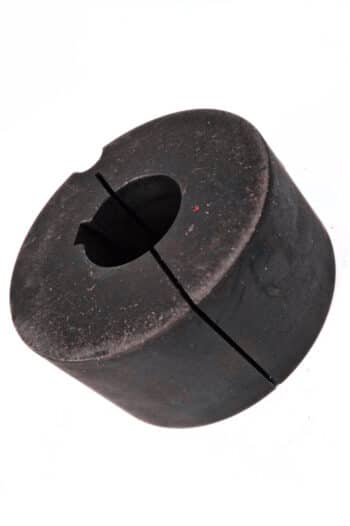 Ein Flansch für Lagerstuhlpumpe, ein zylindrischer Metallkragen mit zentralem Loch und Seitenschlitz, isoliert auf weißem Hintergrund.