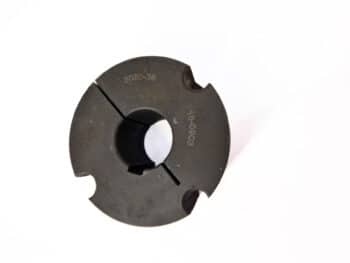 Ein runder "Flansch für Lagerstuhlpumpe" aus schwarzem Metall mit einem zentralen Loch, zwei seitlichen Rillen und den Markierungen 3020-38 und 48-0903 auf weißem Grund.