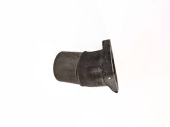 Der Flanschstutzen 6 Zylinder ist ein zylindrisches, schwarzes Metallteil mit einem breiten, flachen Flansch an einem Ende, der auf weißem Hintergrund abgebildet ist.