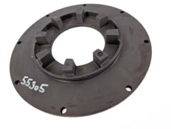 Eine runde schwarze Metallflanschplatte für Antrieb Iveco 6 Zylinder/JD 4 Zylinder mit gleichmäßig verteilten Erhebungen und Randlöchern, weiß markiert "55305".